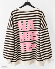 NAMASTE Curvy Sweatshirt mit Streifen und Statement-Print, große Größen 52–56 – Produktbild 7