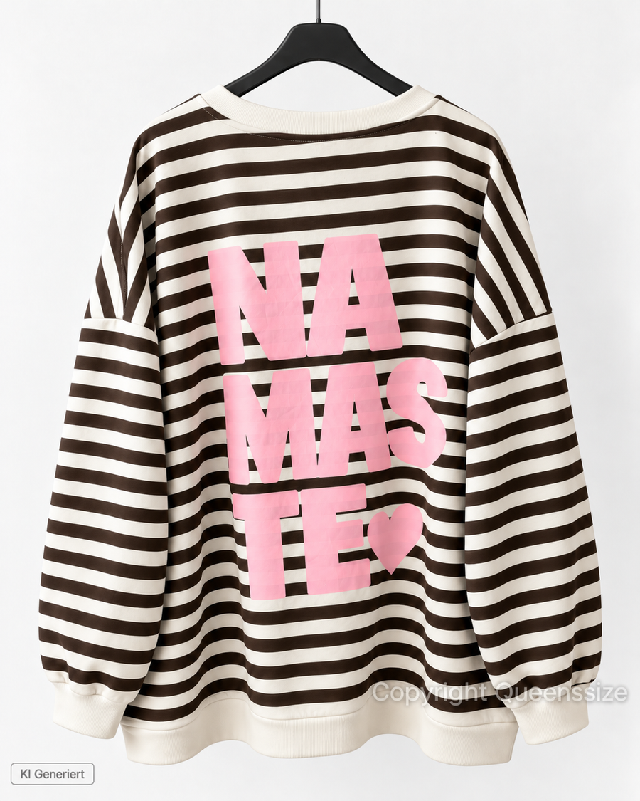 NAMASTE Curvy Sweatshirt mit Streifen und Statement-Print, große Größen 52–56 – Produktbild 7