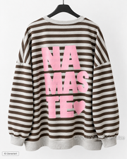 NAMASTE Curvy Sweatshirt mit Streifen und Statement-Print, große Größen 52–56 – Produktbild 6