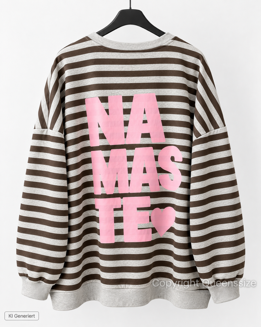 NAMASTE Curvy Sweatshirt mit Streifen und Statement-Print, große Größen 52–56 – Produktbild 6