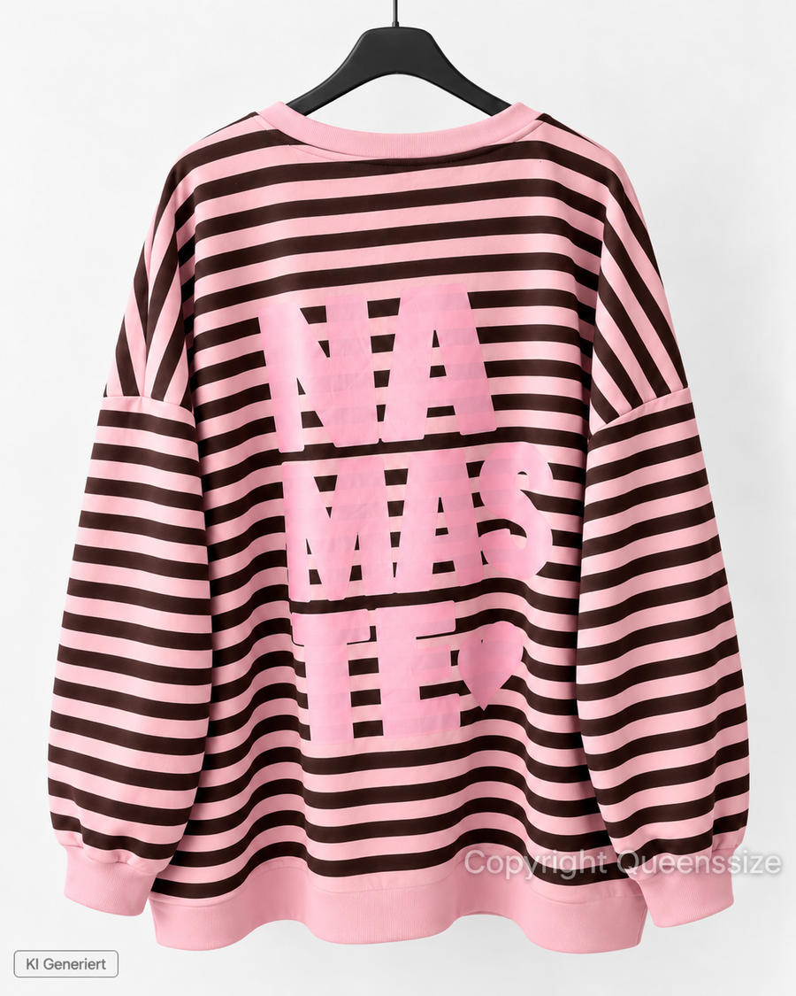 NAMASTE Curvy Sweatshirt mit Streifen und Statement-Print, große Größen 52–56 – Produktbild 9