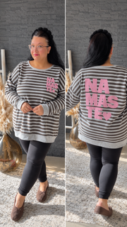 NAMASTE Curvy Sweatshirt mit Streifen und Statement-Print, große Größen 52–56 – Produktbild 4
